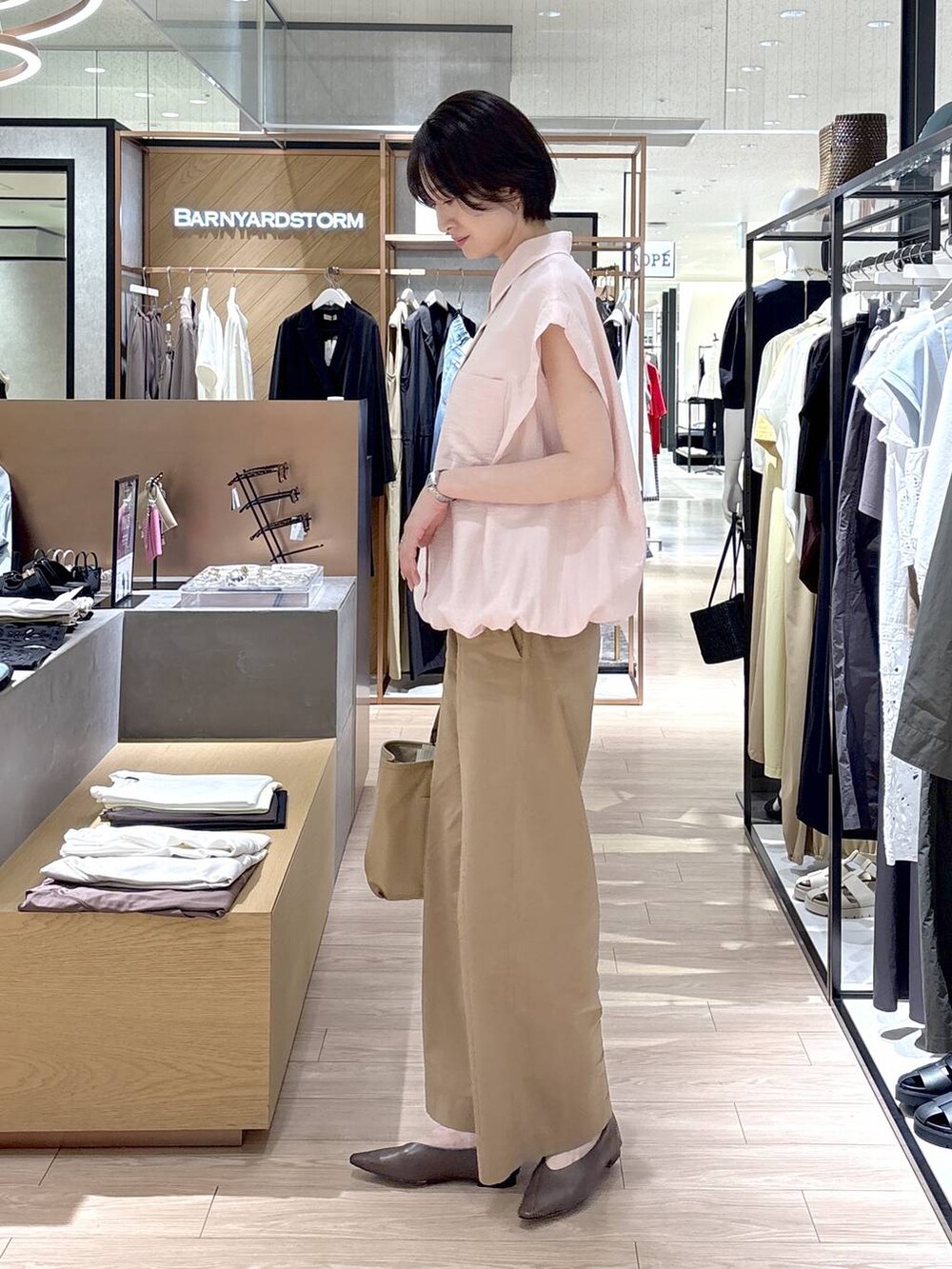 ベージュ系のその他パンツ、イエロー系のトートバッグ、ブラウン系のパンプスを着用したレディースの春コーディネートの4枚目の写真