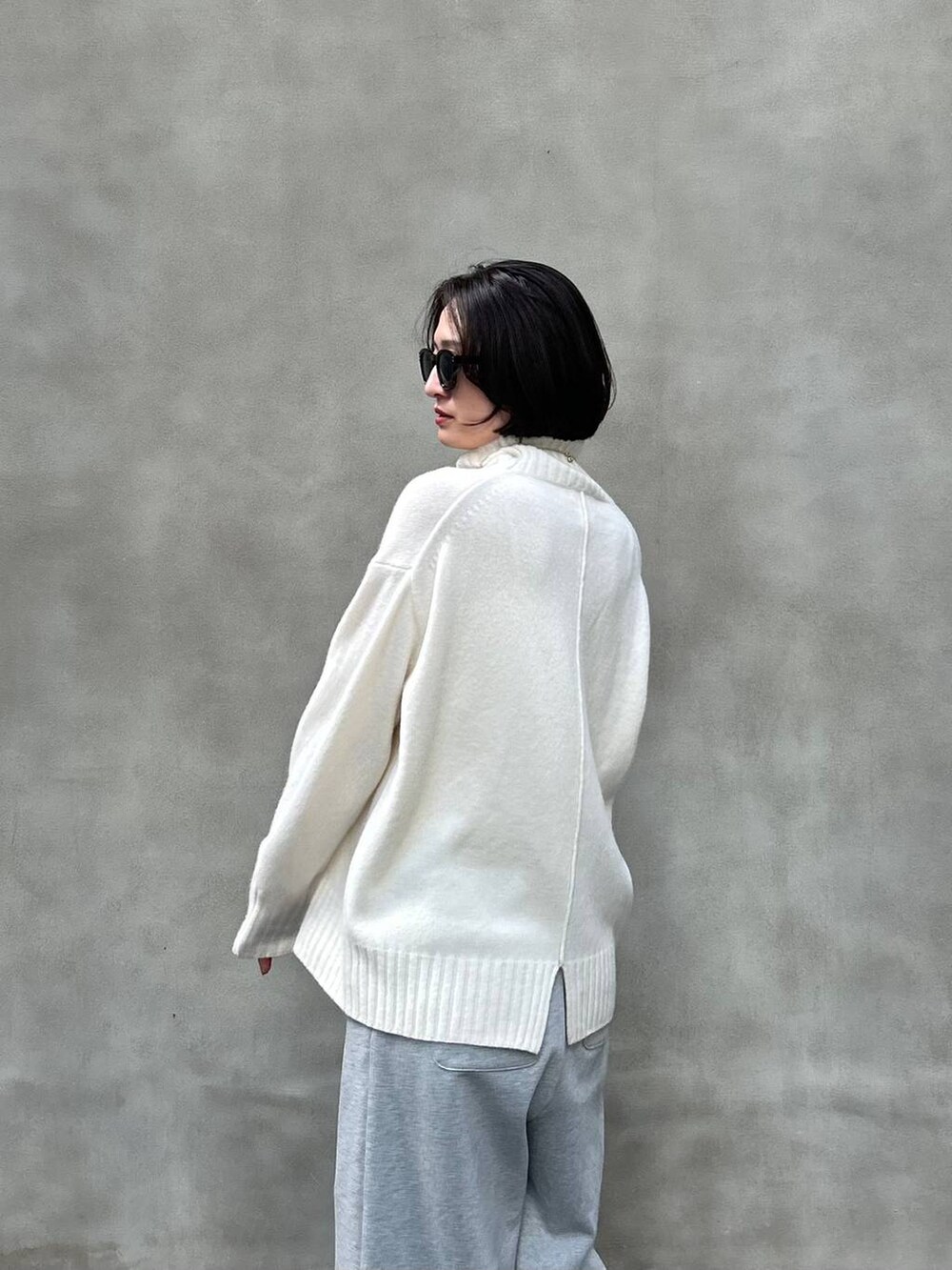 グレー系のスウェットパンツ、ゴールド系のネックレスを着用したレディースの秋コーディネートの2枚目の写真