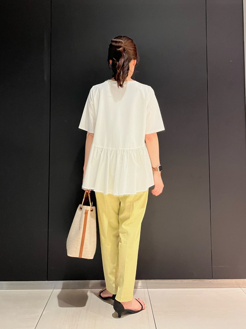 ホワイト系のTシャツ/カットソー、ブラウン系のハンドバッグ、イエロー系のその他パンツを着用したレディースの夏コーディネートの3枚目の写真
