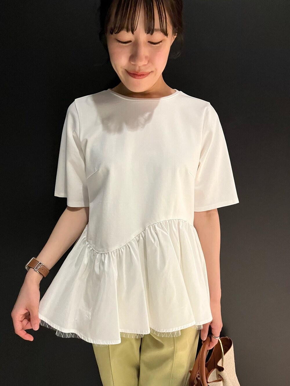 ホワイト系のTシャツ/カットソー、ブラウン系のハンドバッグ、イエロー系のその他パンツを着用したレディースの夏コーディネートの4枚目の写真