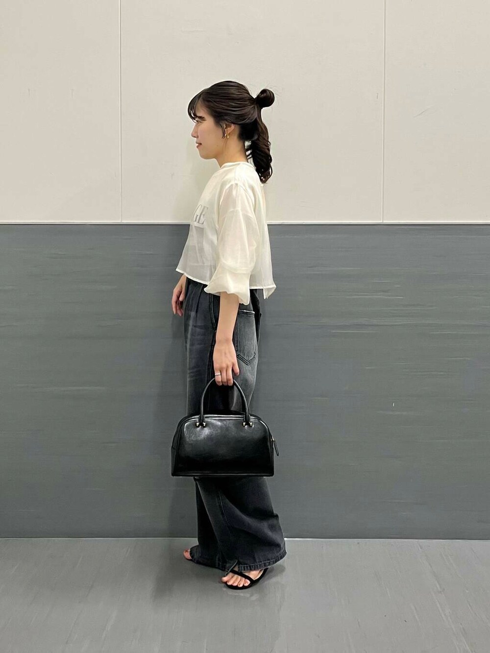 ホワイト系のTシャツ/カットソー、グレー系のデニムパンツ、ホワイト系のシャツ/ブラウスを着用したレディースの夏コーディネートの2枚目の写真