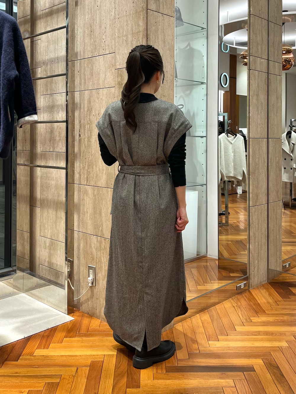 グレー系のワンピース、ブラック系のニット/セーターを着用したレディースの秋コーディネートの3枚目の写真