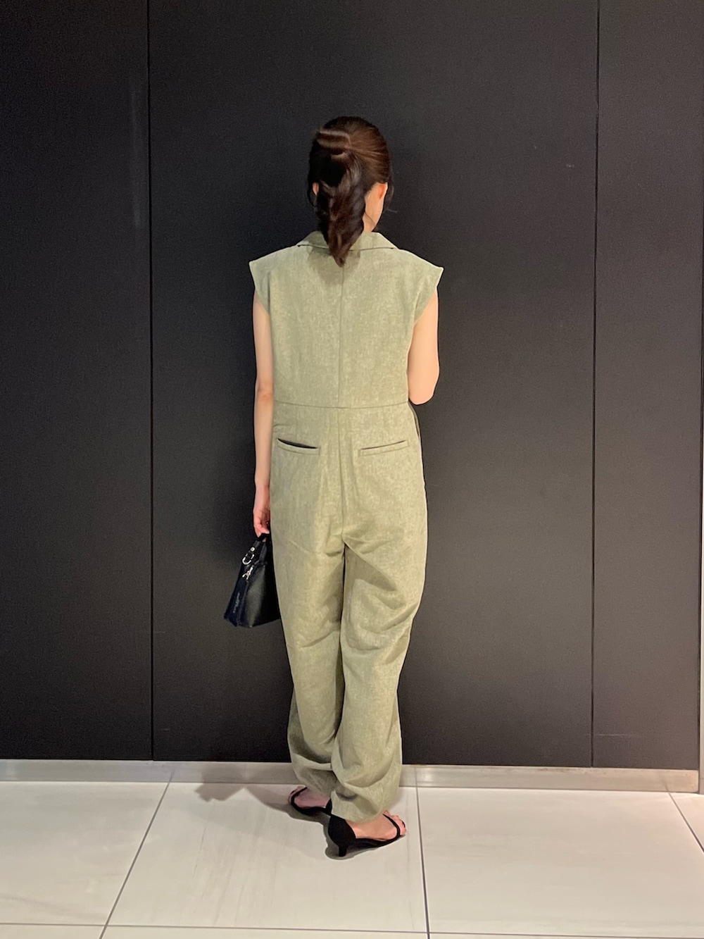 ベージュ系のサロペット/オーバーオール、ホワイト系のキャミソール、ブラック系のボストンバッグを着用したレディースの夏コーディネートの3枚目の写真