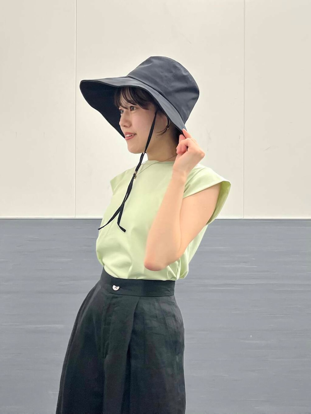 「Tシャツ、カットソー、帽子、低身長、パンツスタイル、ROSSO、おでかけコーデ、小柄、細身、旅行コーデ、骨格ウェーブ、イエベ春、帰省コーデ、ウェーブ×イエベ春、水際」|「URBAN RESEARCH ROSSO WOMENのラミーハーフパンツ(その他パンツ、ブラック系)」を使った、HIRANOさん(レディース・150cm)の夏コーディネートの5枚目の写真