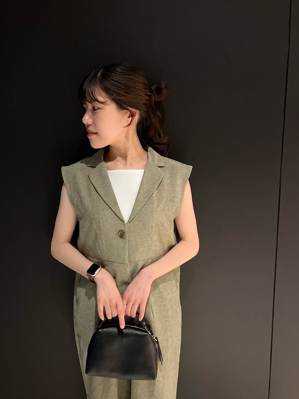 ベージュ系のサロペット/オーバーオール、ホワイト系のキャミソール、ブラック系のボストンバッグを着用したレディースの夏コーディネートの4枚目の写真