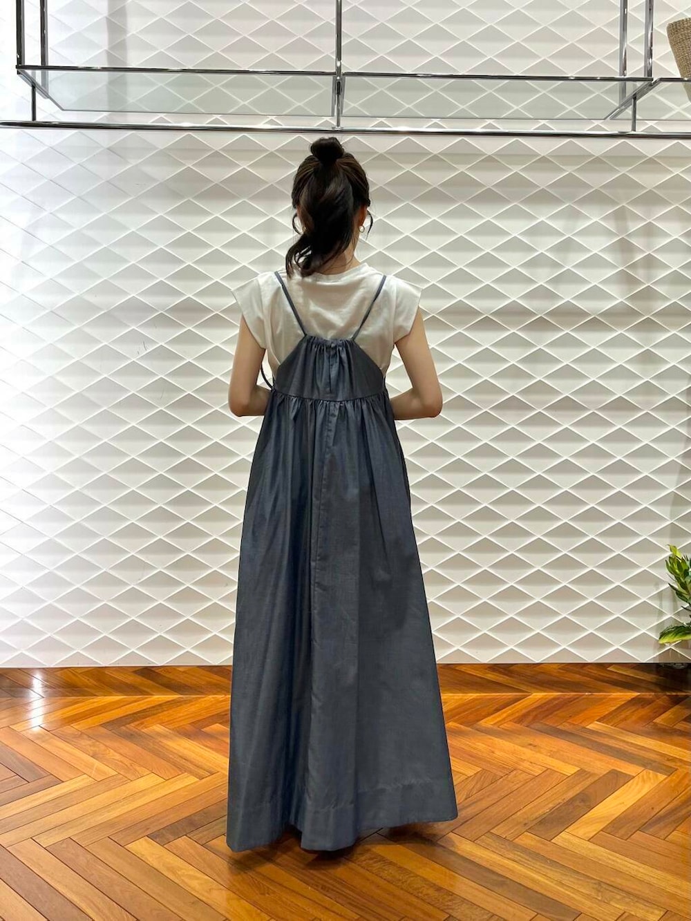 ブラック系のハンドバッグ、ホワイト系のTシャツ/カットソー、ブルー系のワンピースを着用したレディースの夏コーディネートの3枚目の写真