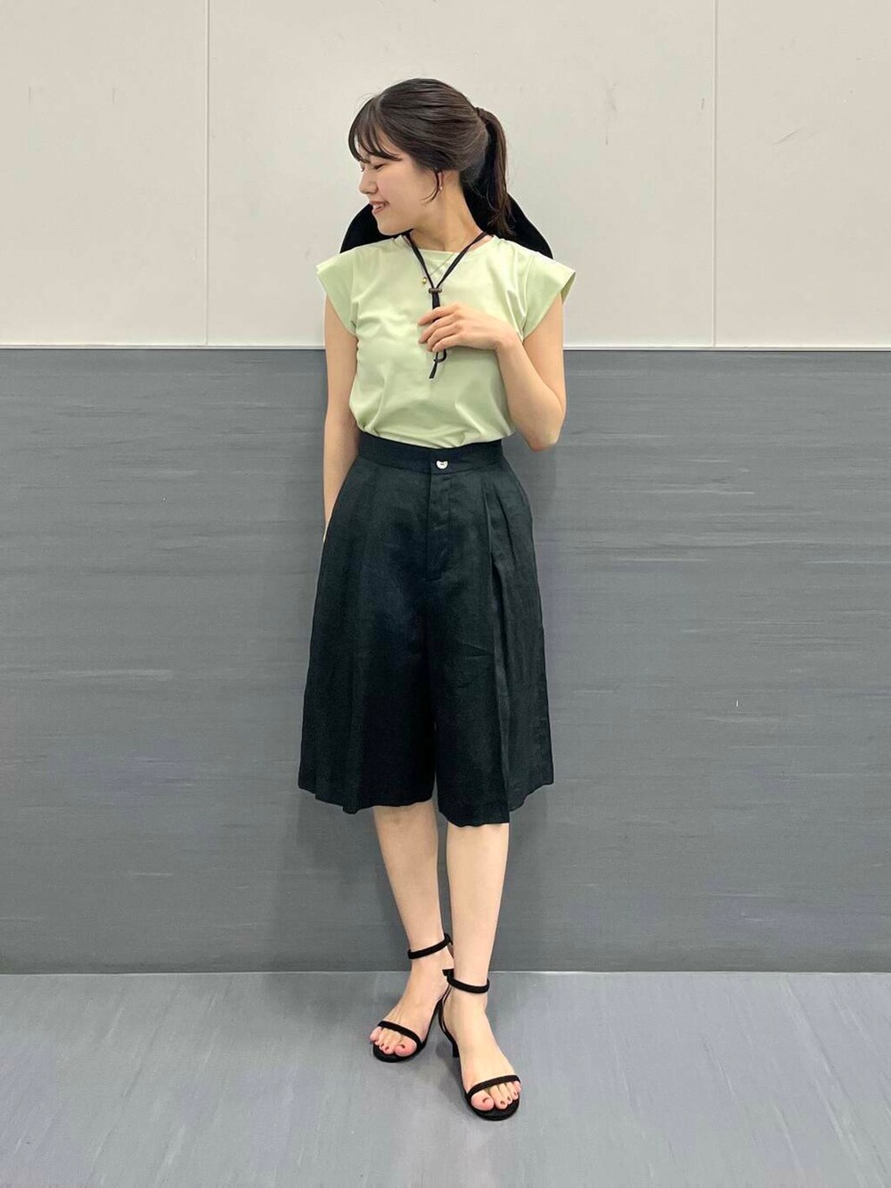 「Tシャツ、カットソー、帽子、低身長、パンツスタイル、ROSSO、おでかけコーデ、小柄、細身、旅行コーデ、骨格ウェーブ、イエベ春、帰省コーデ、ウェーブ×イエベ春、水際」|「URBAN RESEARCH ROSSO WOMENのラミーハーフパンツ(その他パンツ、ブラック系)」を使った、HIRANOさん(レディース・150cm)の夏コーディネートの2枚目の写真