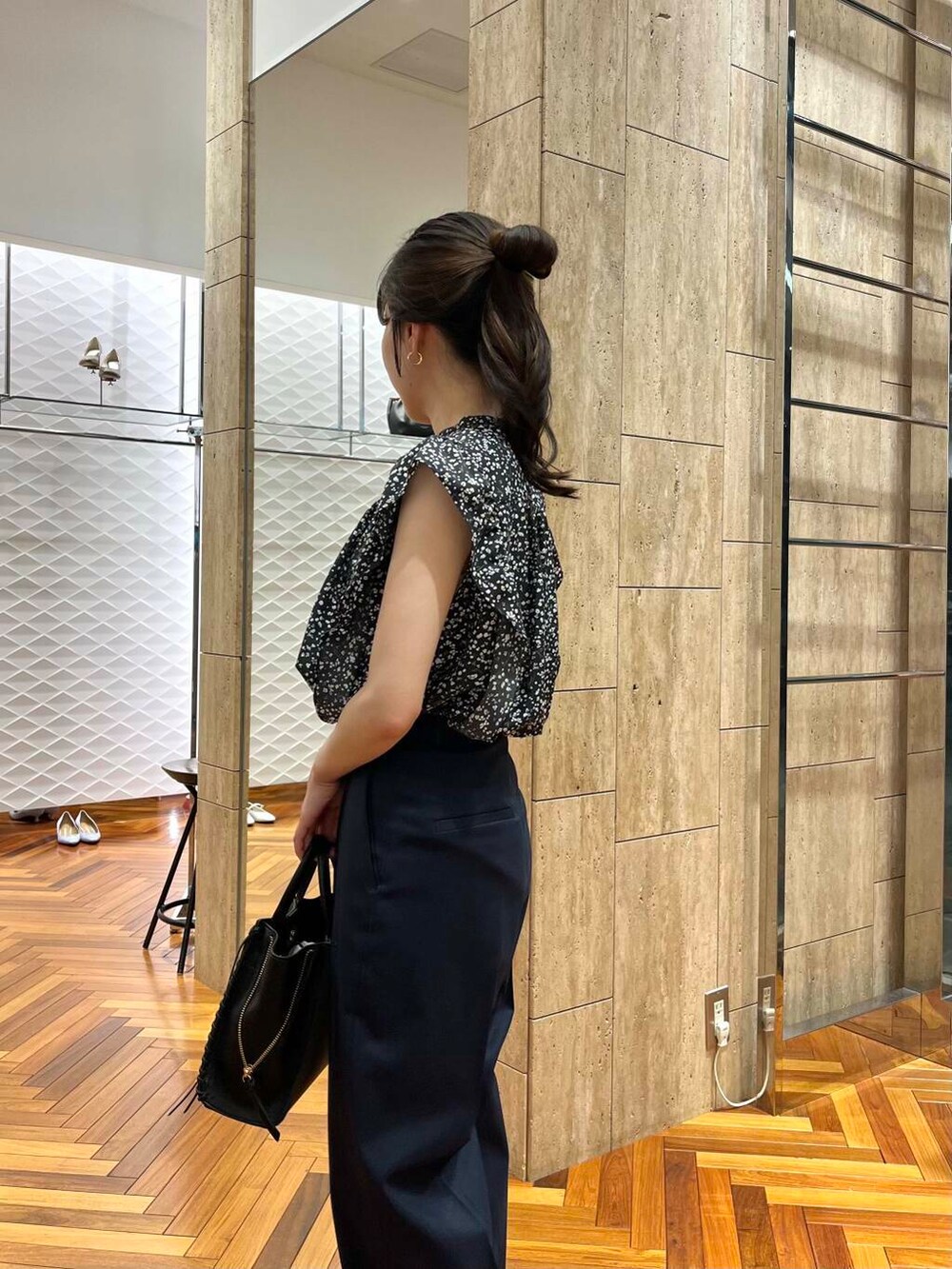 ブルー系のその他パンツ、ブラック系のショルダーバッグ、ブラック系のシャツ/ブラウスを着用したレディースの春コーディネートの4枚目の写真