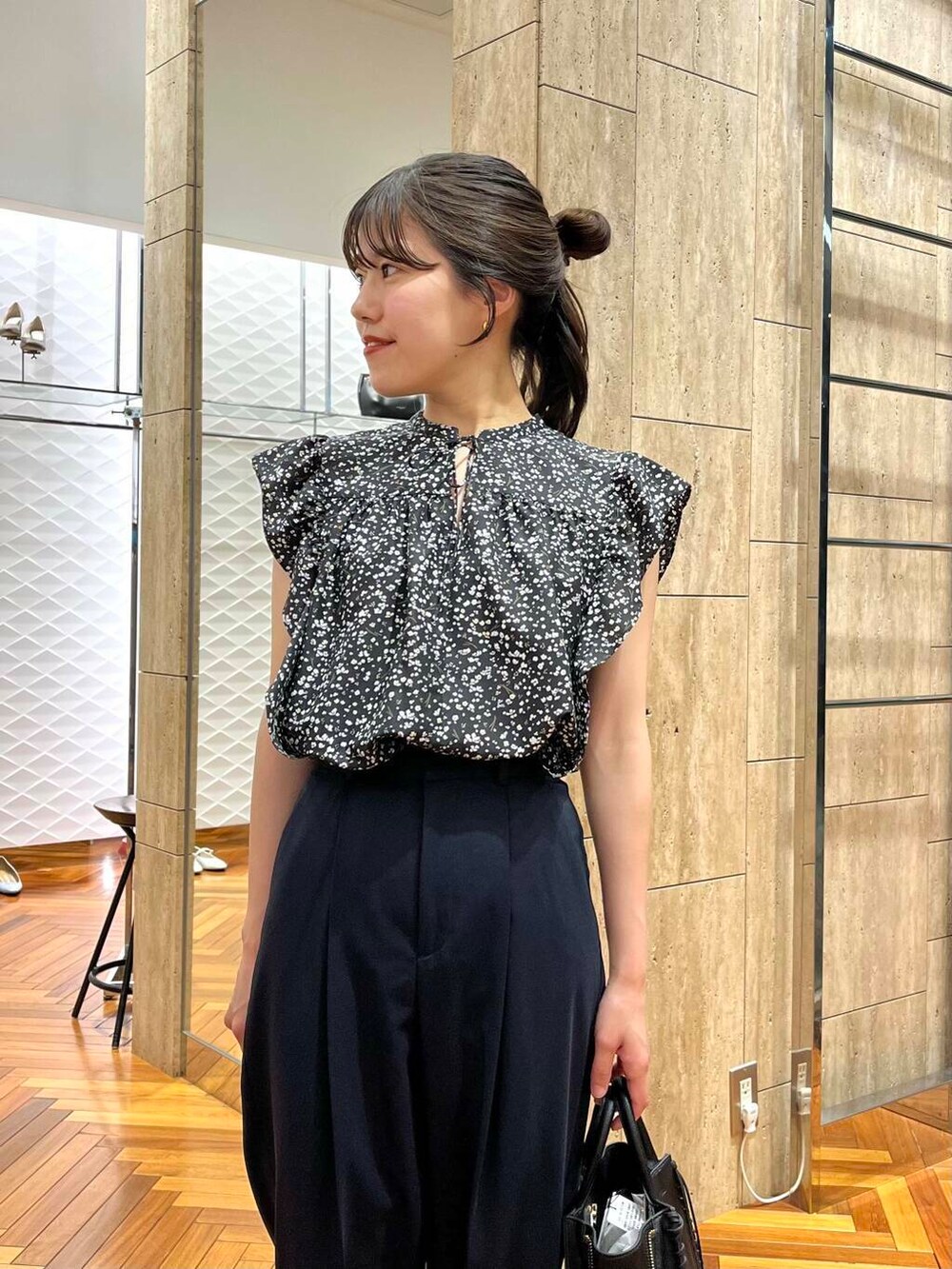 ブルー系のその他パンツ、ブラック系のショルダーバッグ、ブラック系のシャツ/ブラウスを着用したレディースの春コーディネートの5枚目の写真