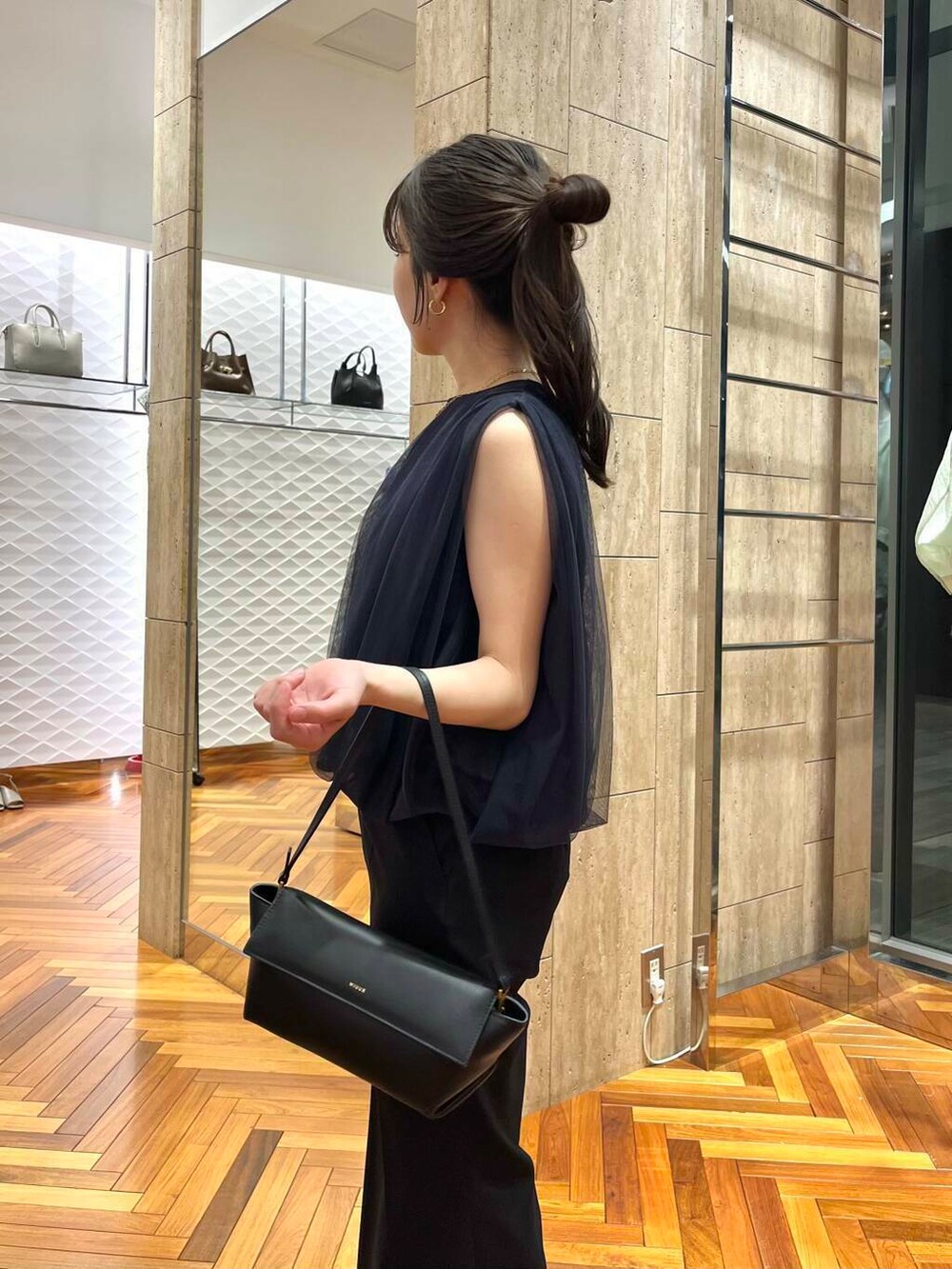 ブラック系のその他パンツ、ブルー系のその他トップス、ゴールド系のネックレスを着用したレディースの夏コーディネートの4枚目の写真