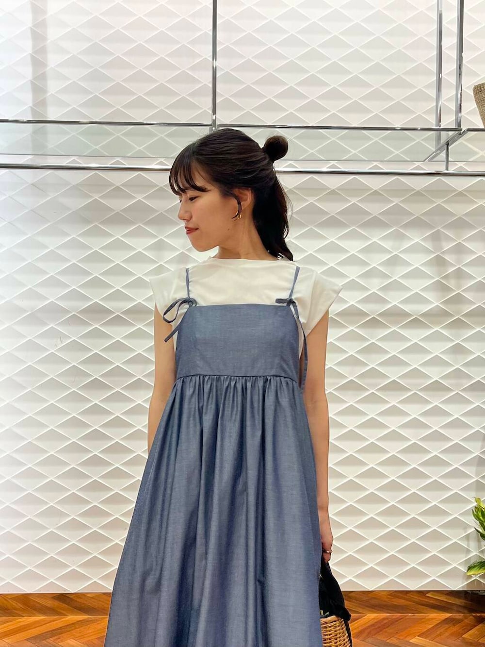 ブラック系のハンドバッグ、ホワイト系のTシャツ/カットソー、ブルー系のワンピースを着用したレディースの夏コーディネートの4枚目の写真