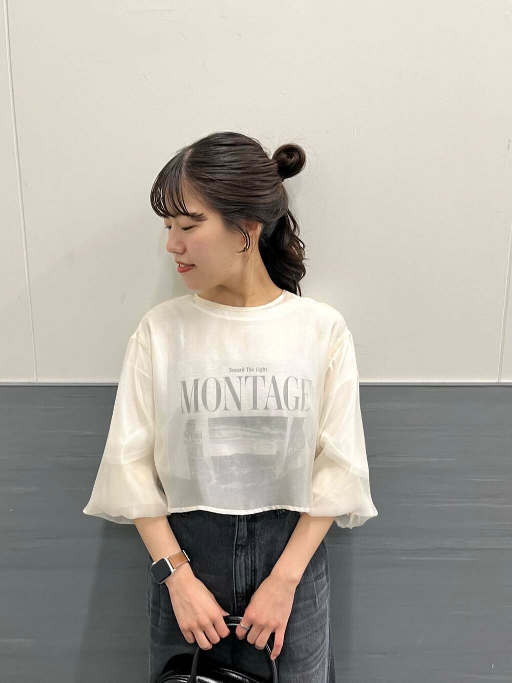 ホワイト系のTシャツ/カットソー、グレー系のデニムパンツ、ホワイト系のシャツ/ブラウスを着用したレディースの夏コーディネートの4枚目の写真