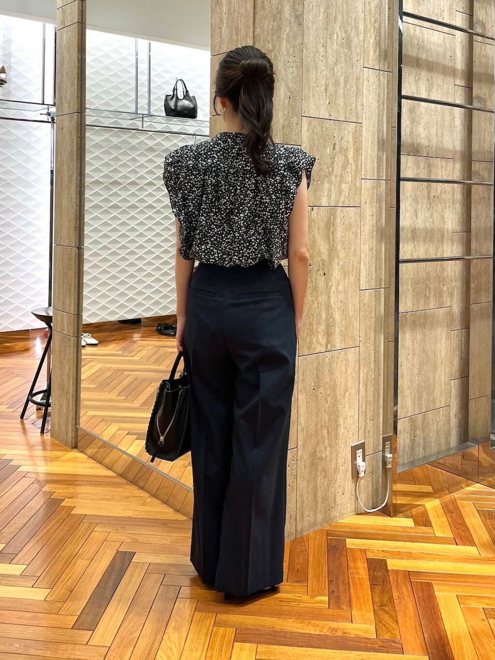 ブルー系のその他パンツ、ブラック系のショルダーバッグ、ブラック系のシャツ/ブラウスを着用したレディースの春コーディネートの3枚目の写真