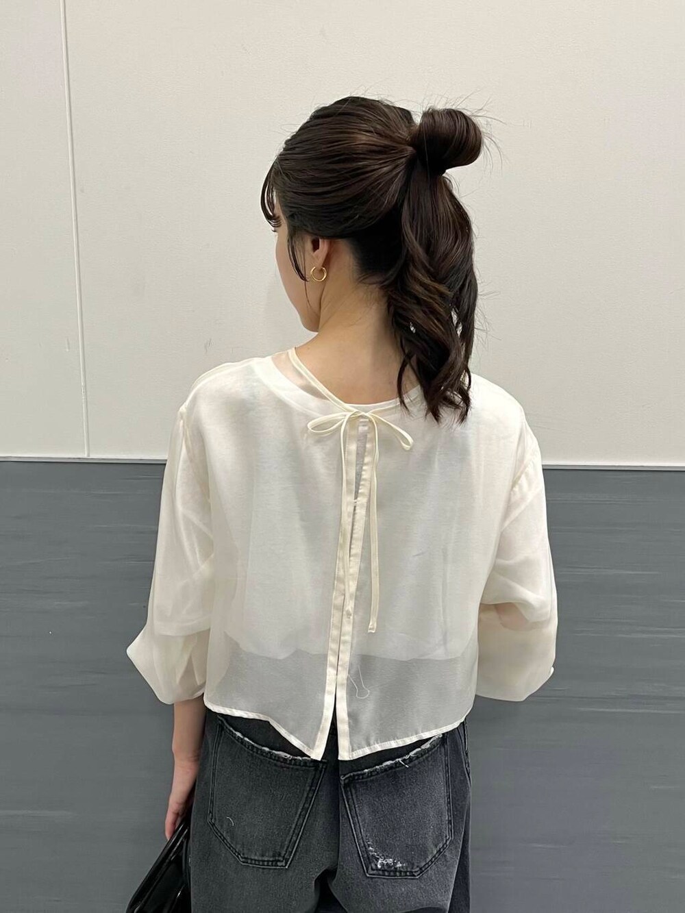 ホワイト系のTシャツ/カットソー、グレー系のデニムパンツ、ホワイト系のシャツ/ブラウスを着用したレディースの夏コーディネートの5枚目の写真