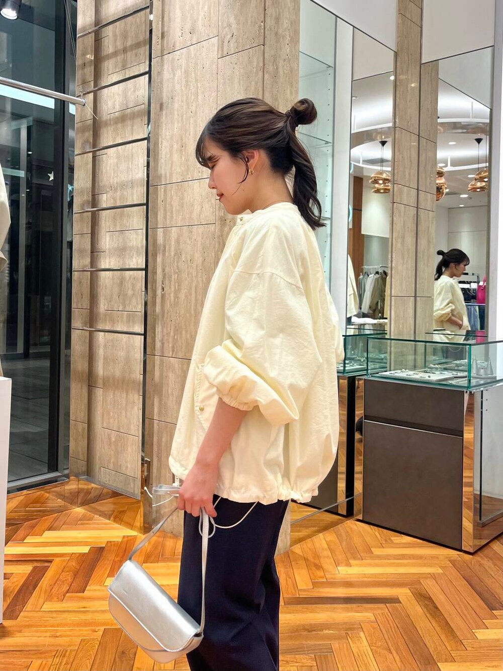 ホワイト系のブルゾン、ブルー系のその他パンツ、ブラック系のTシャツ/カットソーを着用したレディースの春コーディネートの5枚目の写真