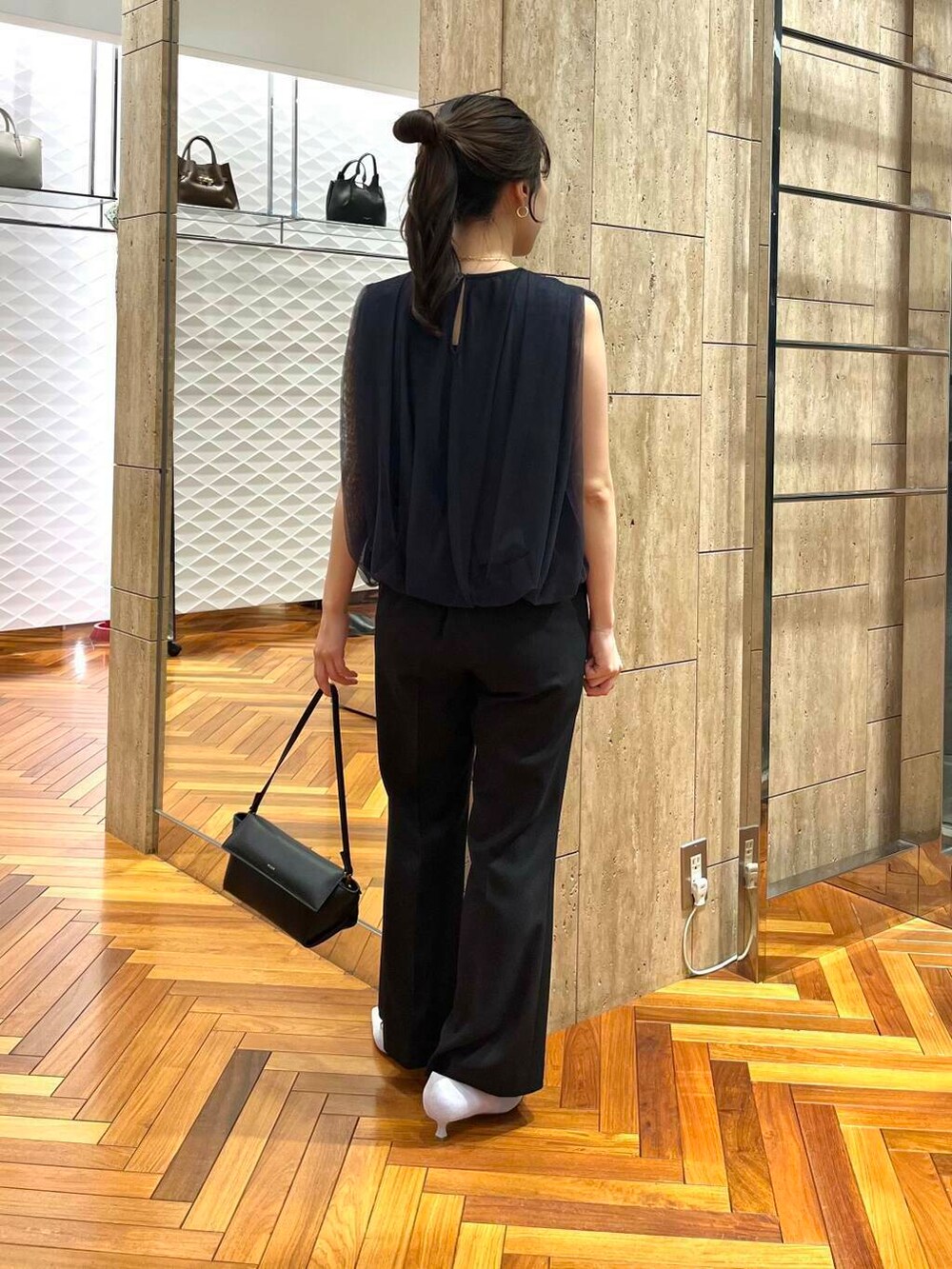 ブラック系のその他パンツ、ブルー系のその他トップス、ゴールド系のネックレスを着用したレディースの夏コーディネートの2枚目の写真