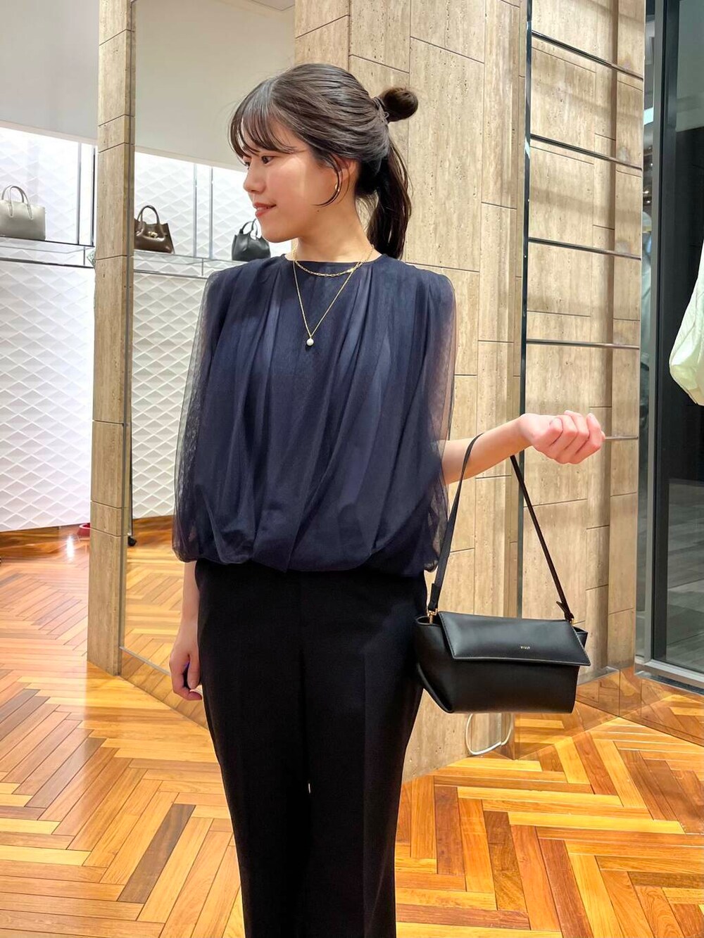 ブラック系のその他パンツ、ブルー系のその他トップス、ゴールド系のネックレスを着用したレディースの夏コーディネートの3枚目の写真