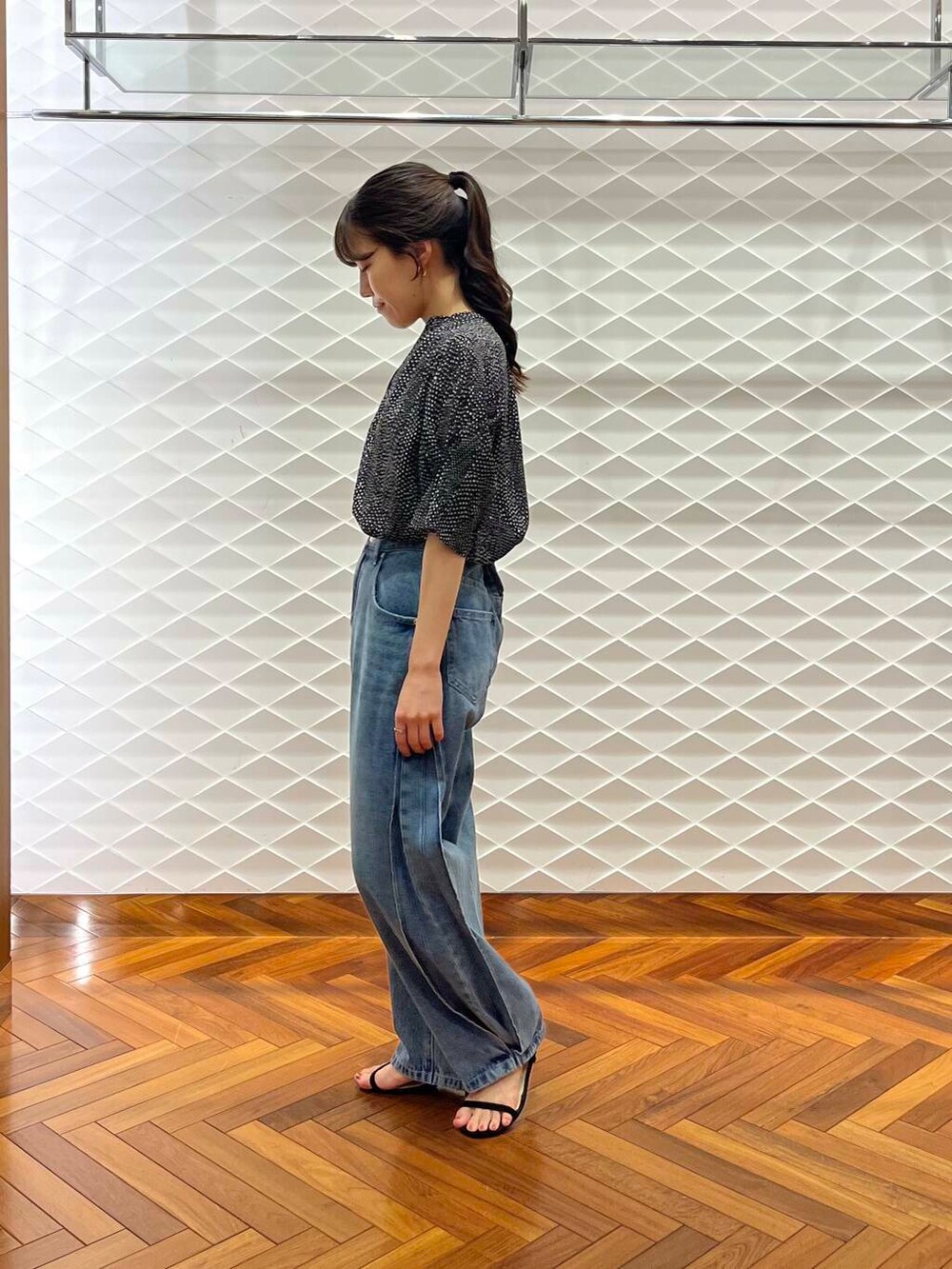 ブラック系のシャツ/ブラウス、ブルー系のデニムパンツ、ベージュ系のショルダーバッグを着用したレディースの夏コーディネートの2枚目の写真