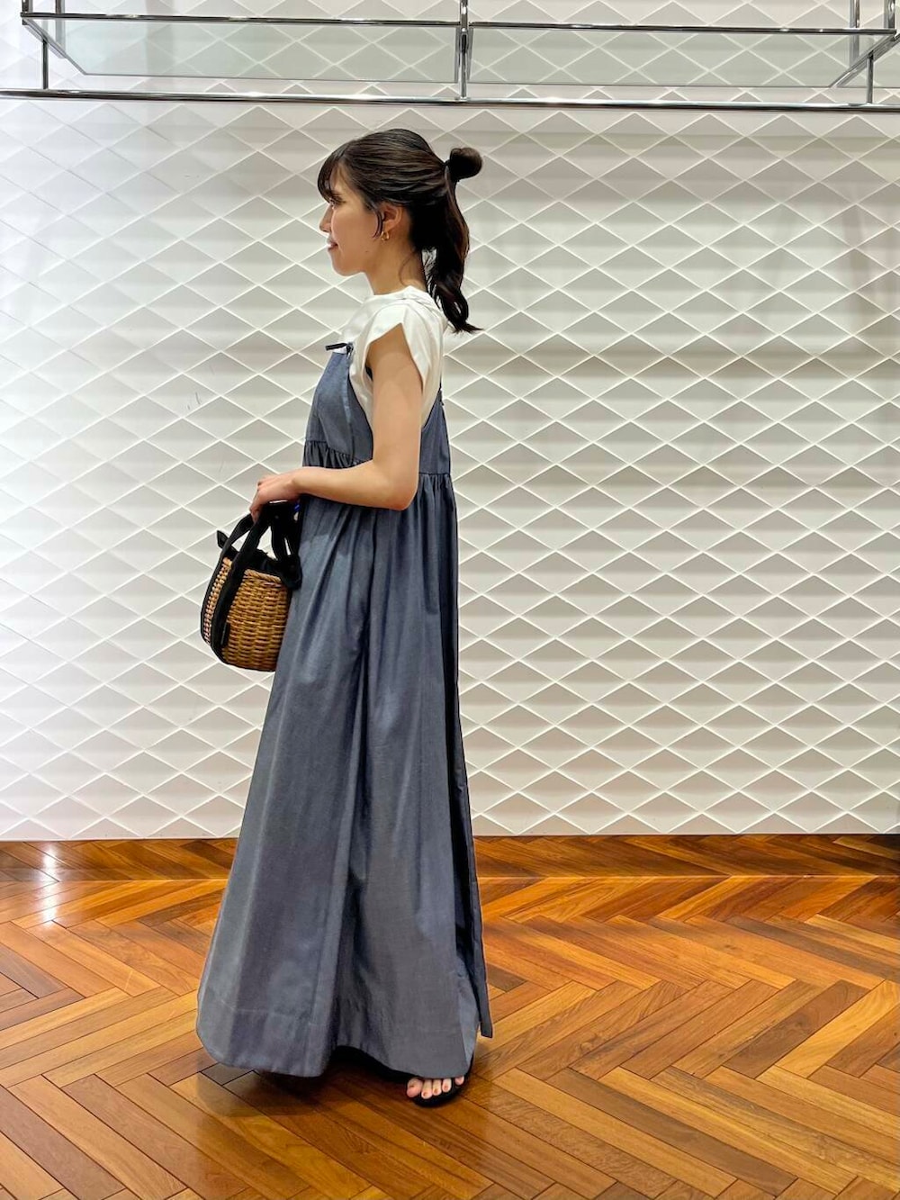 ブラック系のハンドバッグ、ホワイト系のTシャツ/カットソー、ブルー系のワンピースを着用したレディースの夏コーディネートの2枚目の写真