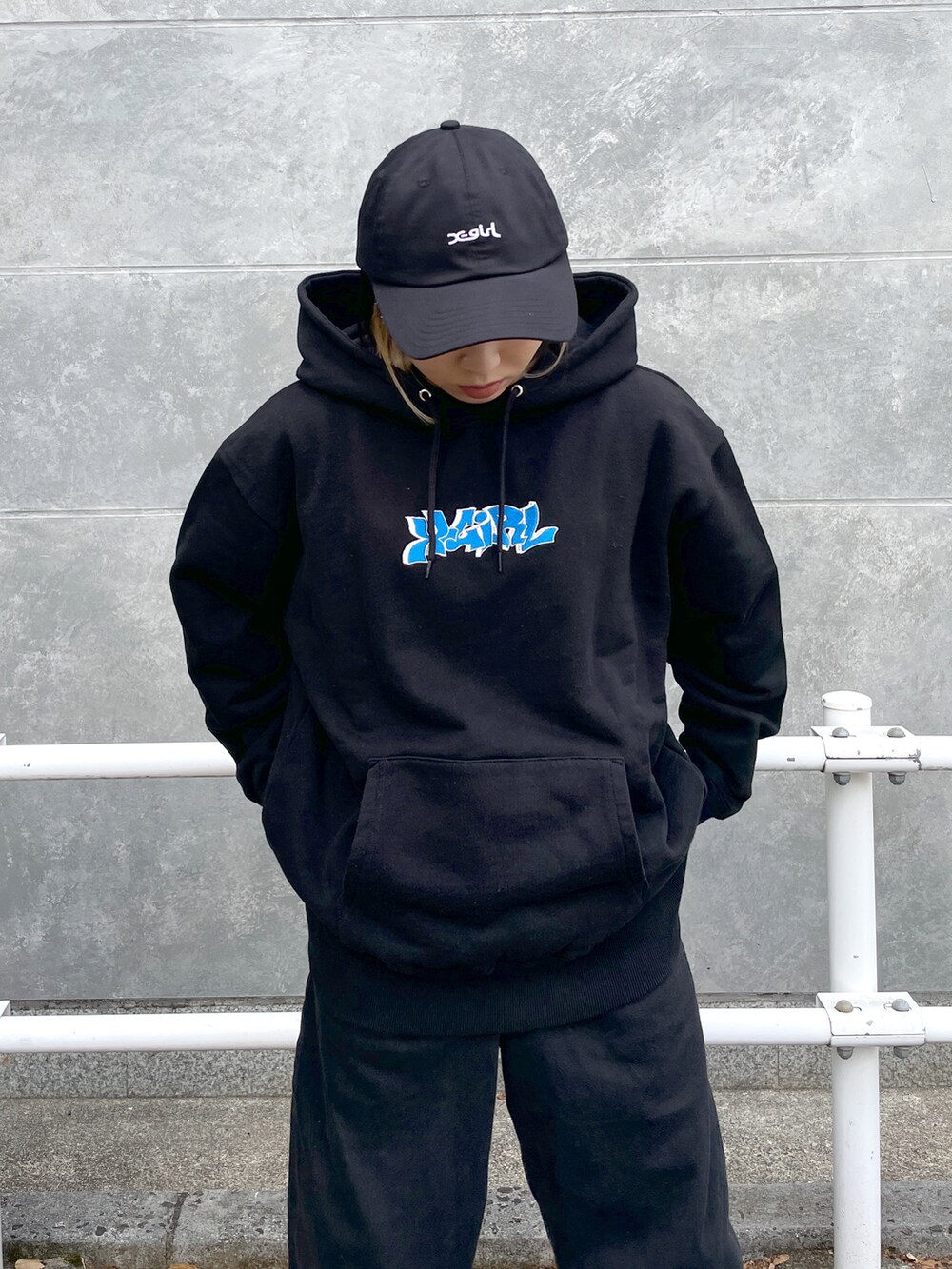 ブラック系のその他パンツ、ブラック系のパーカー、ブラック系のバックパック/リュックを着用したレディースの冬コーディネートの4枚目の写真