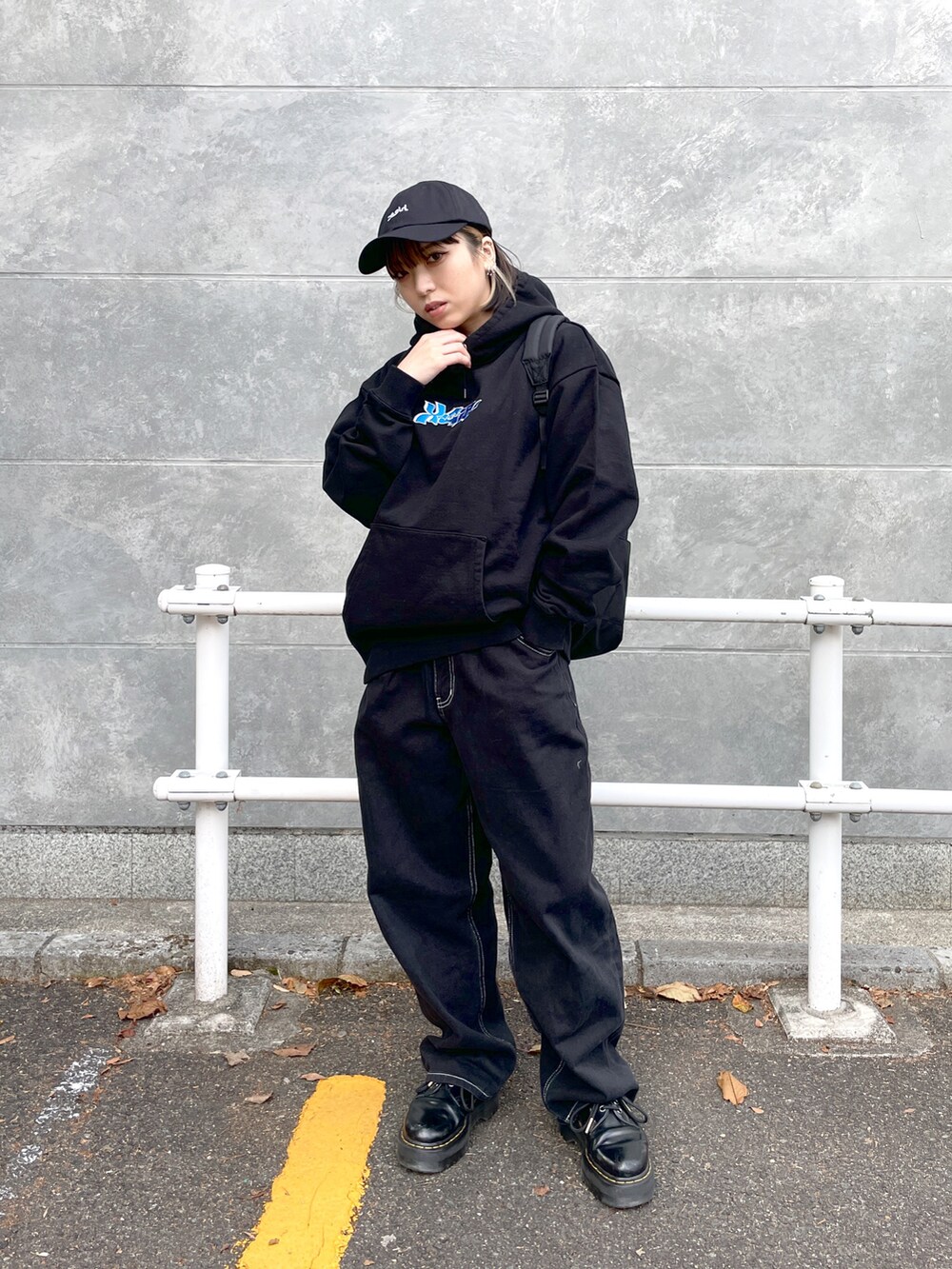 ブラック系のその他パンツ、ブラック系のパーカー、ブラック系のバックパック/リュックを着用したレディースの冬コーディネートの2枚目の写真