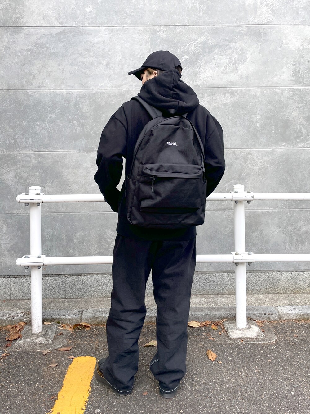 ブラック系のその他パンツ、ブラック系のパーカー、ブラック系のバックパック/リュックを着用したレディースの冬コーディネートの3枚目の写真