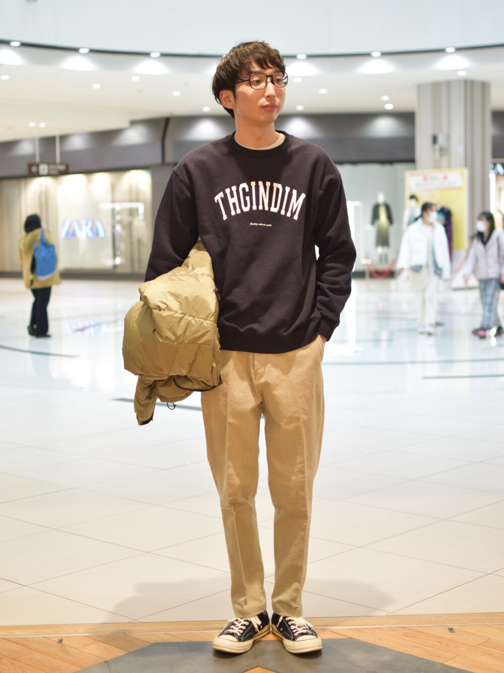 ブルー系のスウェット、ベージュ系のダウンジャケット/コート、グレー系のその他パンツを着用したメンズの冬コーディネートの2枚目の写真