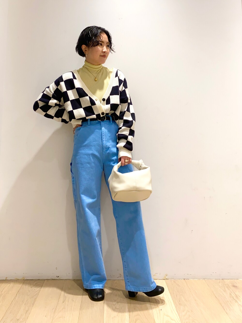 「URBAN RESEARCH、SERGE de bleu、タートルネック、カラーパンツ、タックイン、ショートブーツ、チェック」｜「URBAN RESEARCHのシャーリングスリーブタートルネックカットソー（Tシャツ/カットソー、イエロー系）」を使った、ウエマツ　アユミさん（レディース・158cm）の冬コーディネートの2枚目の写真