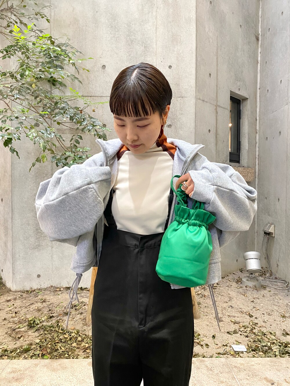 「URBAN RESEARCH、77circa、Ganni、suicoke、パーカー、秋コーデ、スウェット、ビッグシルエット、ハンドバッグ、古着MIX」｜「77circaのアイテム（トップス、ベージュ系）」を使った、ウエマツ　アユミさん（レディース・158cm）の秋コーディネートの3枚目の写真