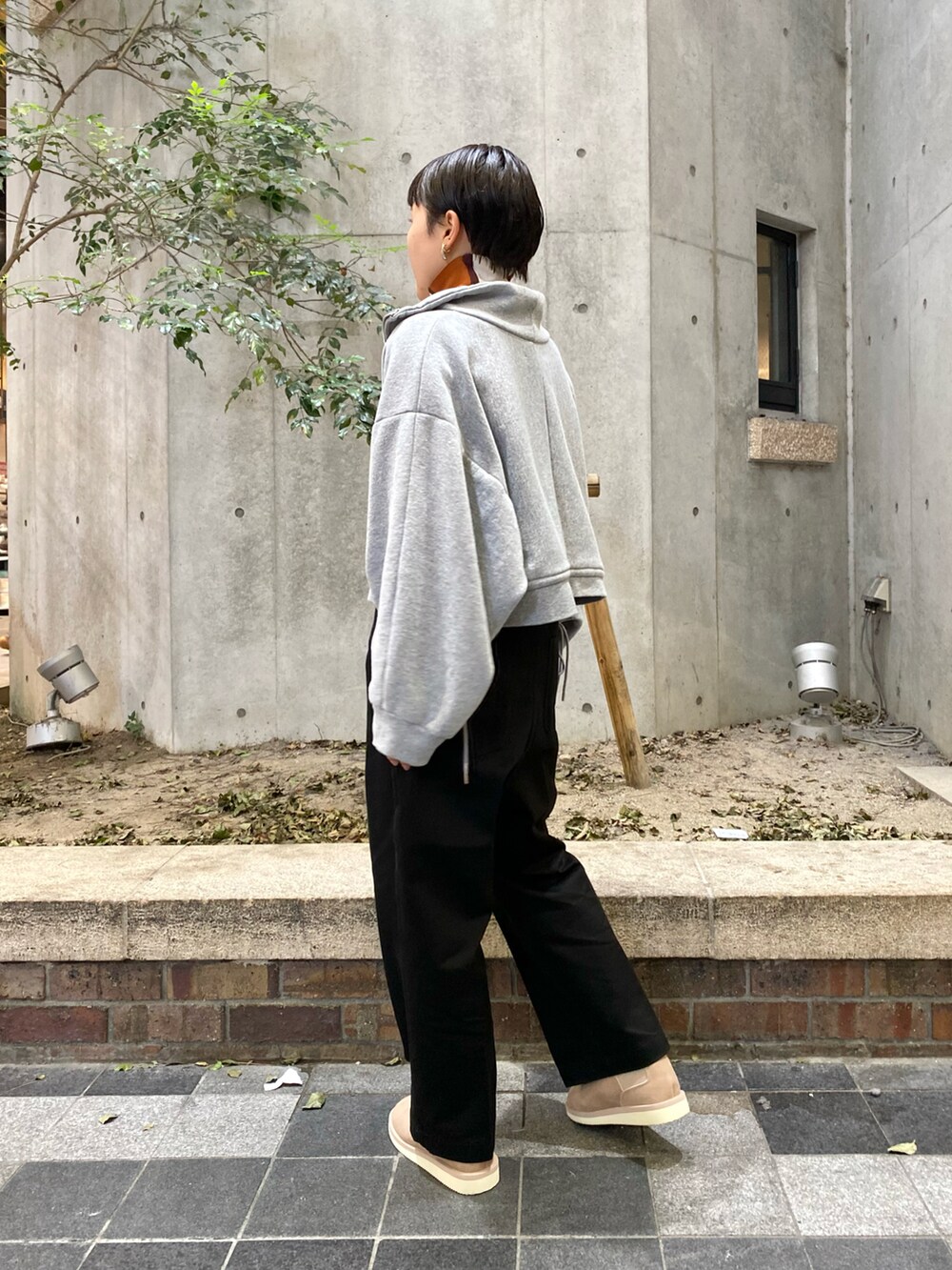「URBAN RESEARCH、77circa、Ganni、suicoke、パーカー、秋コーデ、スウェット、ビッグシルエット、ハンドバッグ、古着MIX」｜「77circaのアイテム（トップス、ベージュ系）」を使った、ウエマツ　アユミさん（レディース・158cm）の秋コーディネートの2枚目の写真