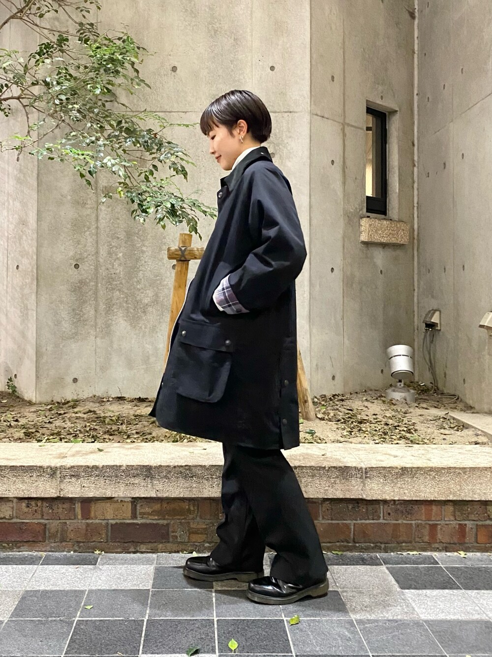 ブラック系のその他アウター、ブラック系のニット/セーター、ブラック系のその他パンツを着用したレディースの冬コーディネートの2枚目の写真