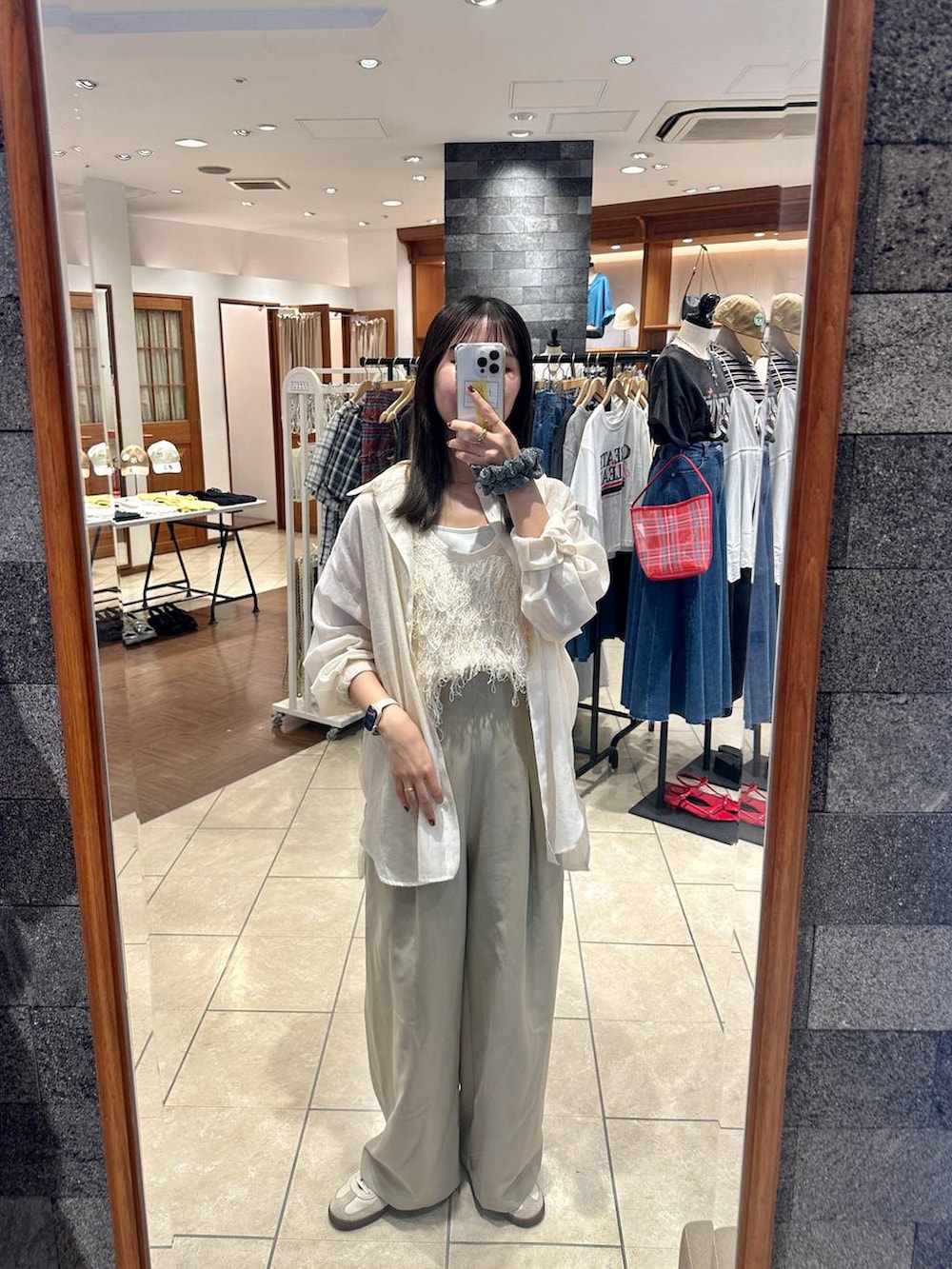 ホワイト系のTシャツ/カットソー、ホワイト系のシャツ/ブラウス、ベージュ系のその他パンツを着用したレディースの春コーディネートの2枚目の写真