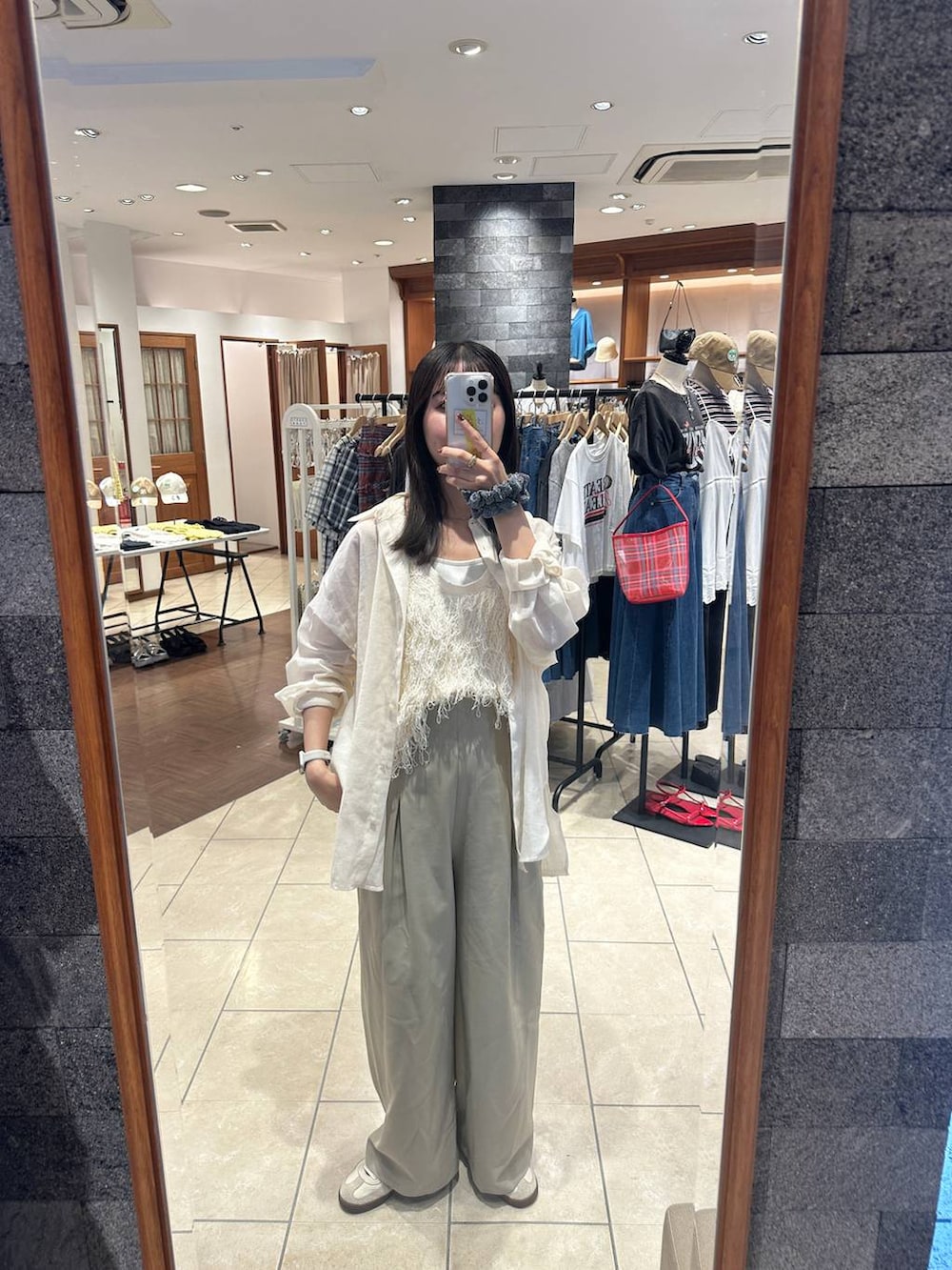 ホワイト系のTシャツ/カットソー、ホワイト系のシャツ/ブラウス、ベージュ系のその他パンツを着用したレディースの春コーディネートの3枚目の写真