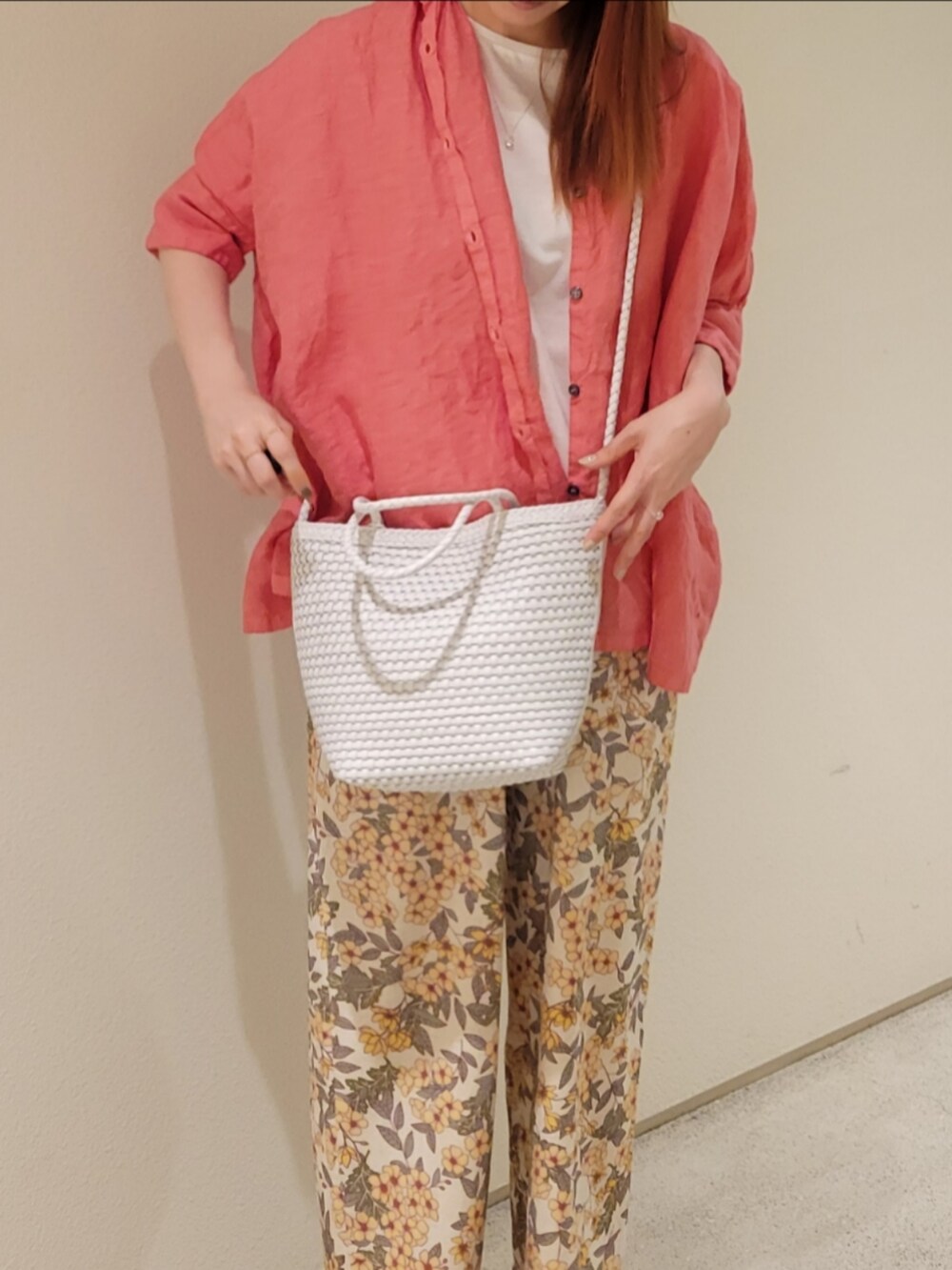 ホワイト系のトートバッグ、ホワイト系のTシャツ/カットソー、レッド系のシャツ/ブラウスを着用したレディースの夏コーディネートの2枚目の写真