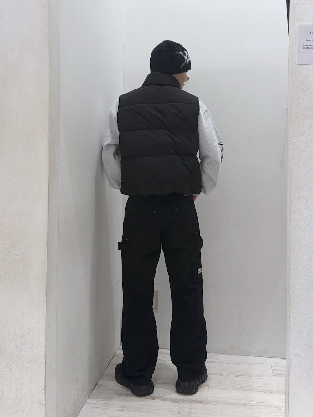 ブラック系のベスト、ブラック系のその他パンツ、グレー系のスウェットを着用したメンズの秋コーディネートの3枚目の写真