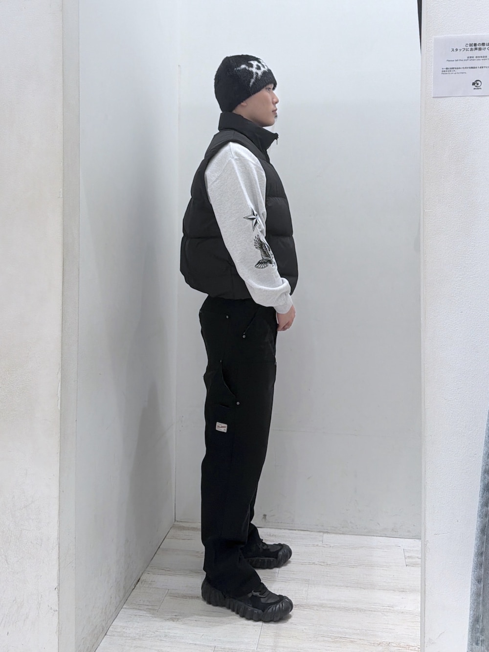 ブラック系のベスト、ブラック系のその他パンツ、グレー系のスウェットを着用したメンズの秋コーディネートの2枚目の写真