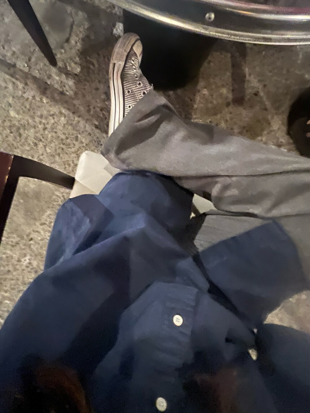 ブルー系のポロシャツを着用したレディースの夏コーディネートの2枚目の写真