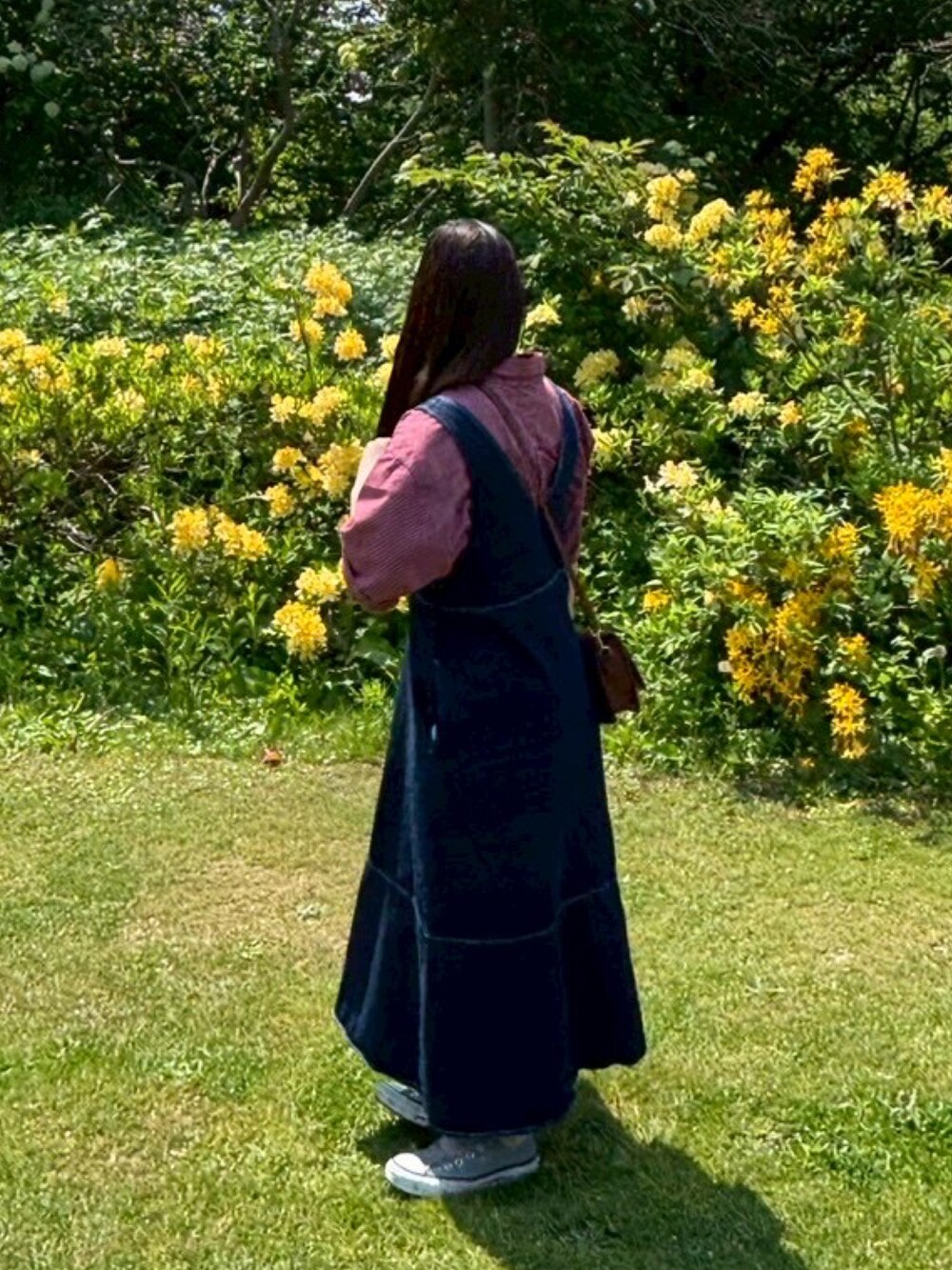 ブルー系のオールインワン・サロペットを着用したレディースの夏コーディネートの2枚目の写真