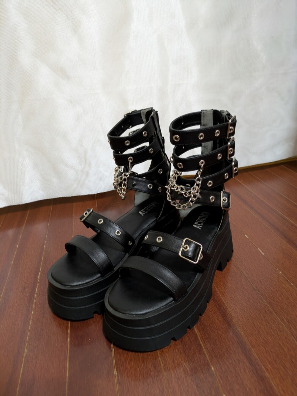 ホワイト系のその他トップス、ブラック系のその他アウター、ブラック系のその他パンツを着用したメンズの夏コーディネートの4枚目の写真
