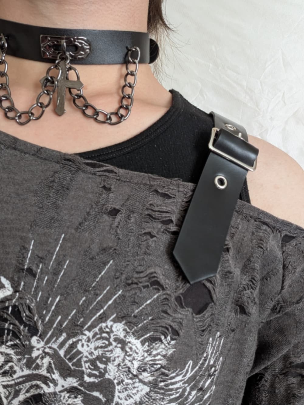 ブラック系のデニムパンツ、グレー系のTシャツ/カットソー、ブラック系のチョーカーを着用したメンズの秋コーディネートの2枚目の写真