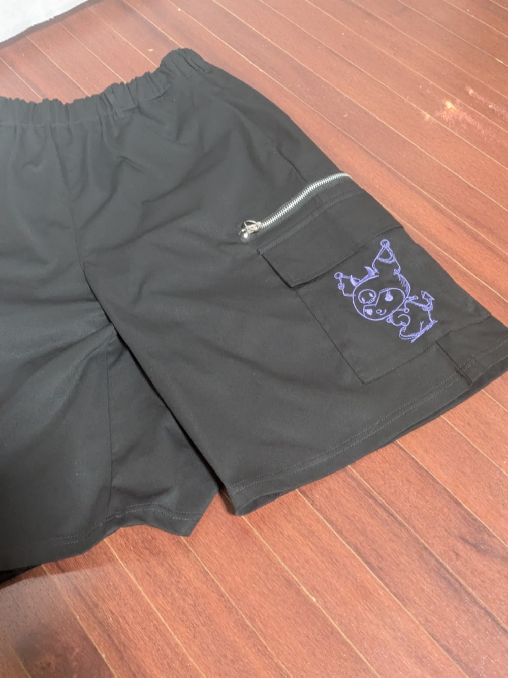 ホワイト系のその他トップス、ブラック系のその他アウター、ブラック系のその他パンツを着用したメンズの夏コーディネートの3枚目の写真