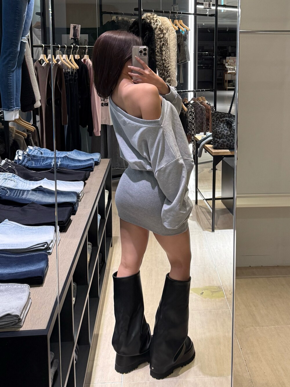 グレー系のワンピース、ブラック系のブーツを着用したレディースの秋コーディネートの3枚目の写真