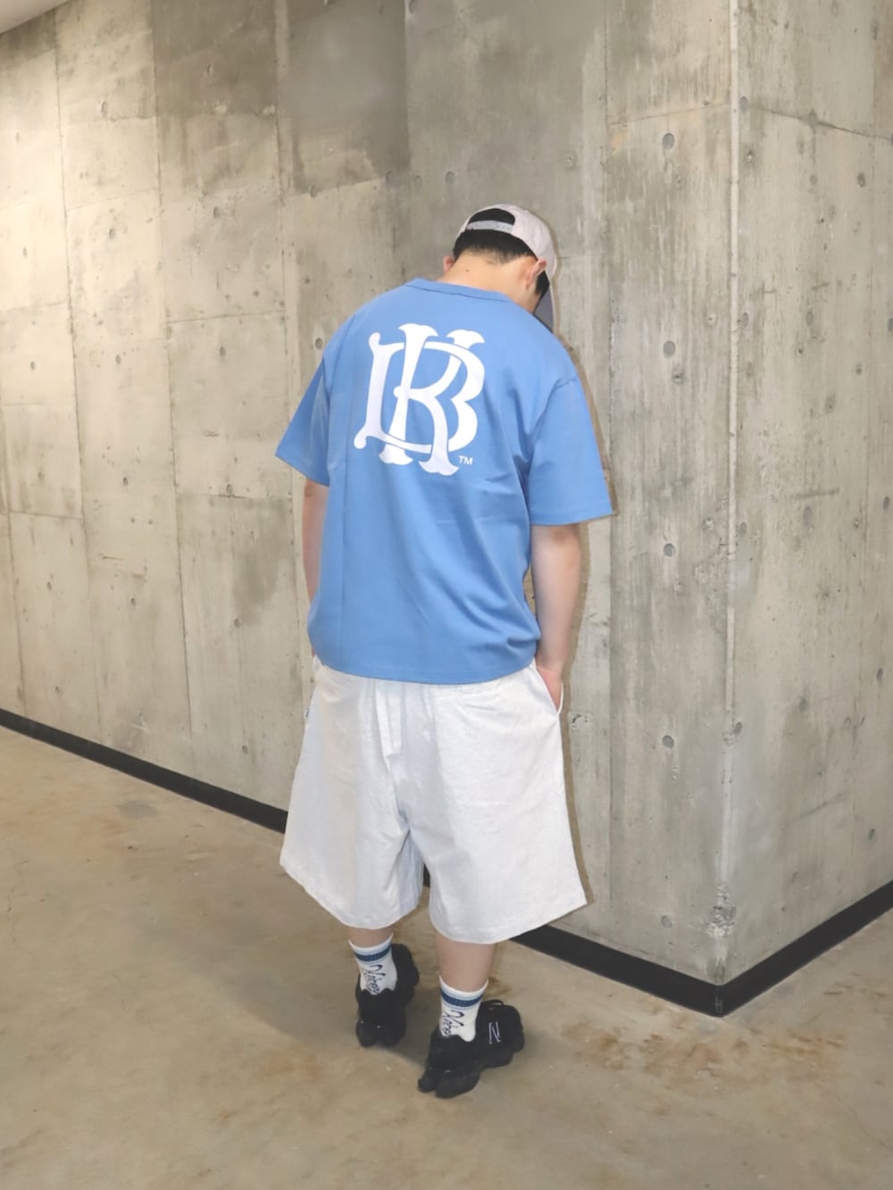 ブルー系のTシャツ/カットソー、グレー系のその他パンツ、グレー系のキャップを着用したメンズの夏コーディネートの2枚目の写真