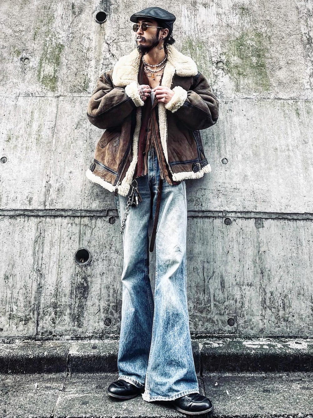 ブラック系のハンチング/ベレー帽を着用したメンズの秋コーディネートの2枚目の写真