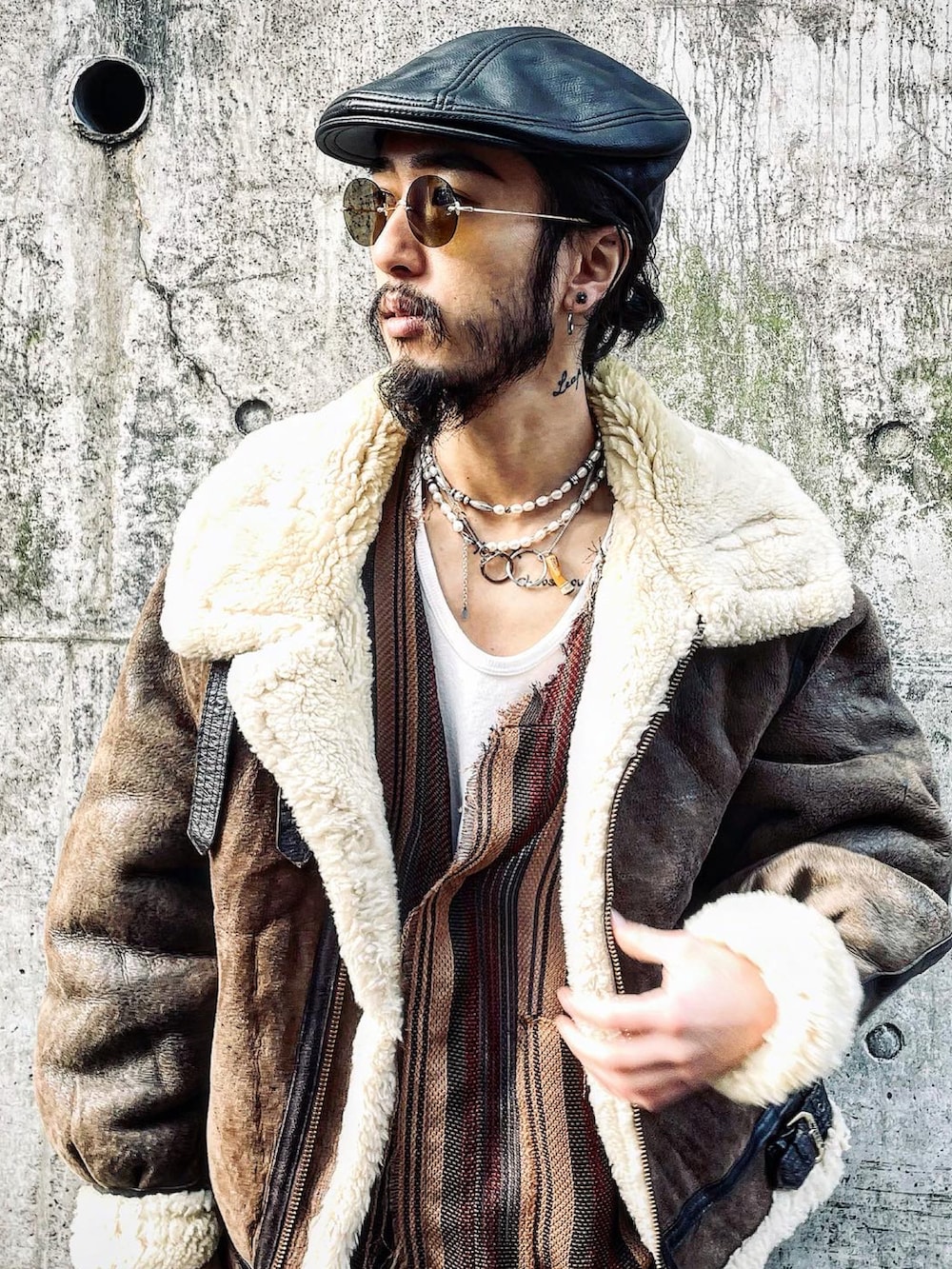 ブラック系のハンチング/ベレー帽を着用したメンズの秋コーディネートの3枚目の写真