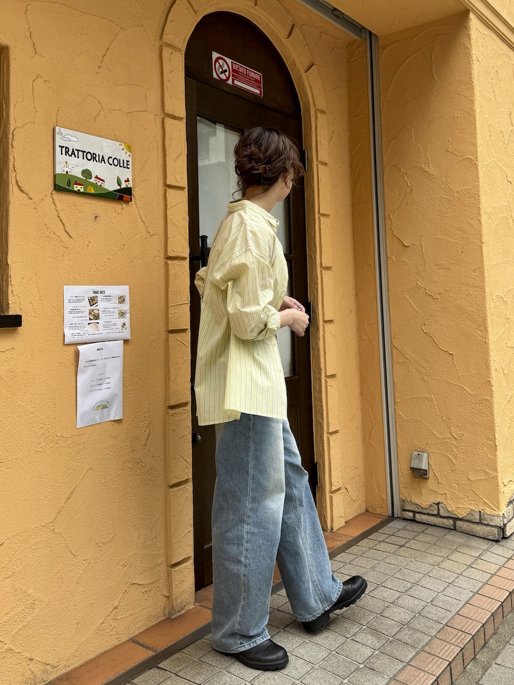 イエロー系のシャツ/ブラウス、ブラウン系のブーツを着用したレディースの夏コーディネートの4枚目の写真