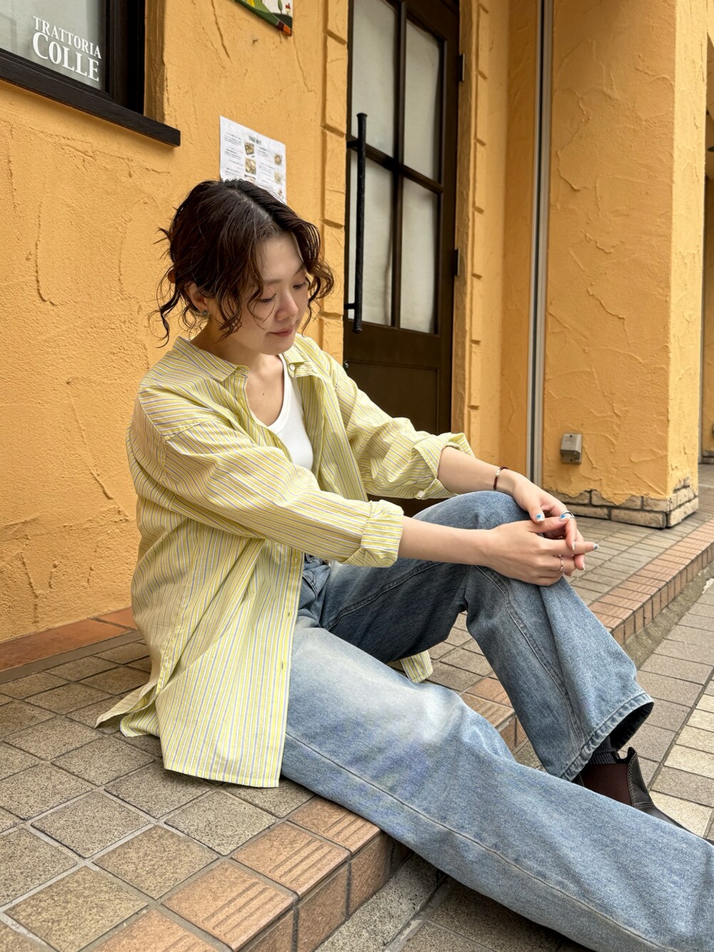 イエロー系のシャツ/ブラウス、ブラウン系のブーツを着用したレディースの夏コーディネートの2枚目の写真