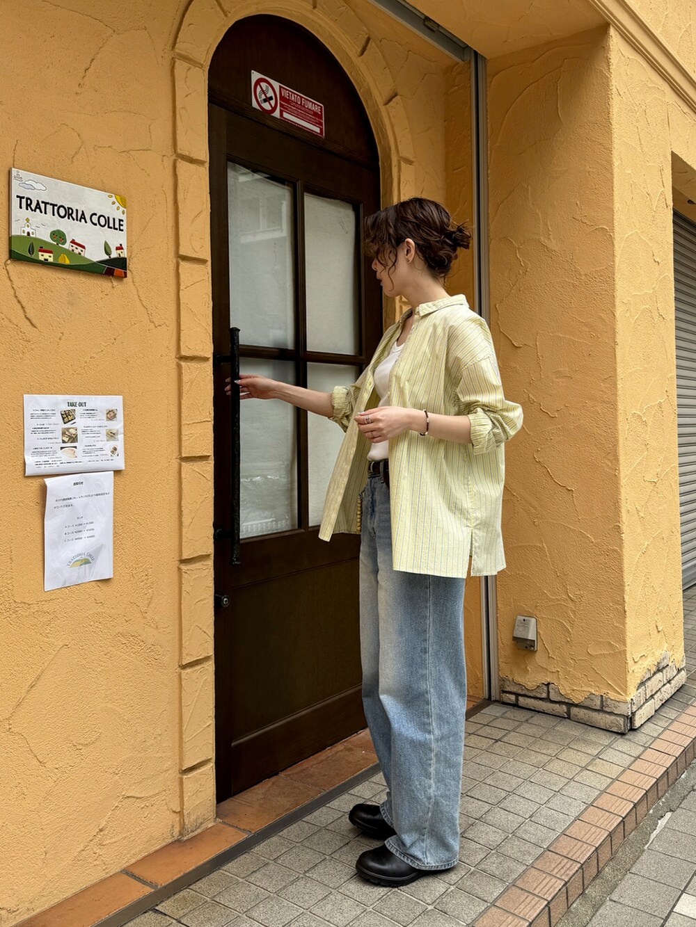 イエロー系のシャツ/ブラウス、ブラウン系のブーツを着用したレディースの夏コーディネートの3枚目の写真