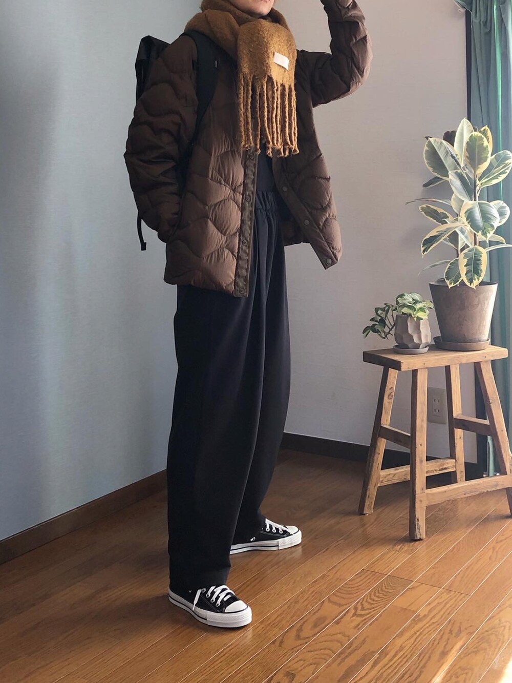ブラウン系のダウンジャケット/コート、ホワイト系のスウェットパンツ、ブラウン系のスニーカーを着用したレディースの秋コーディネートの5枚目の写真
