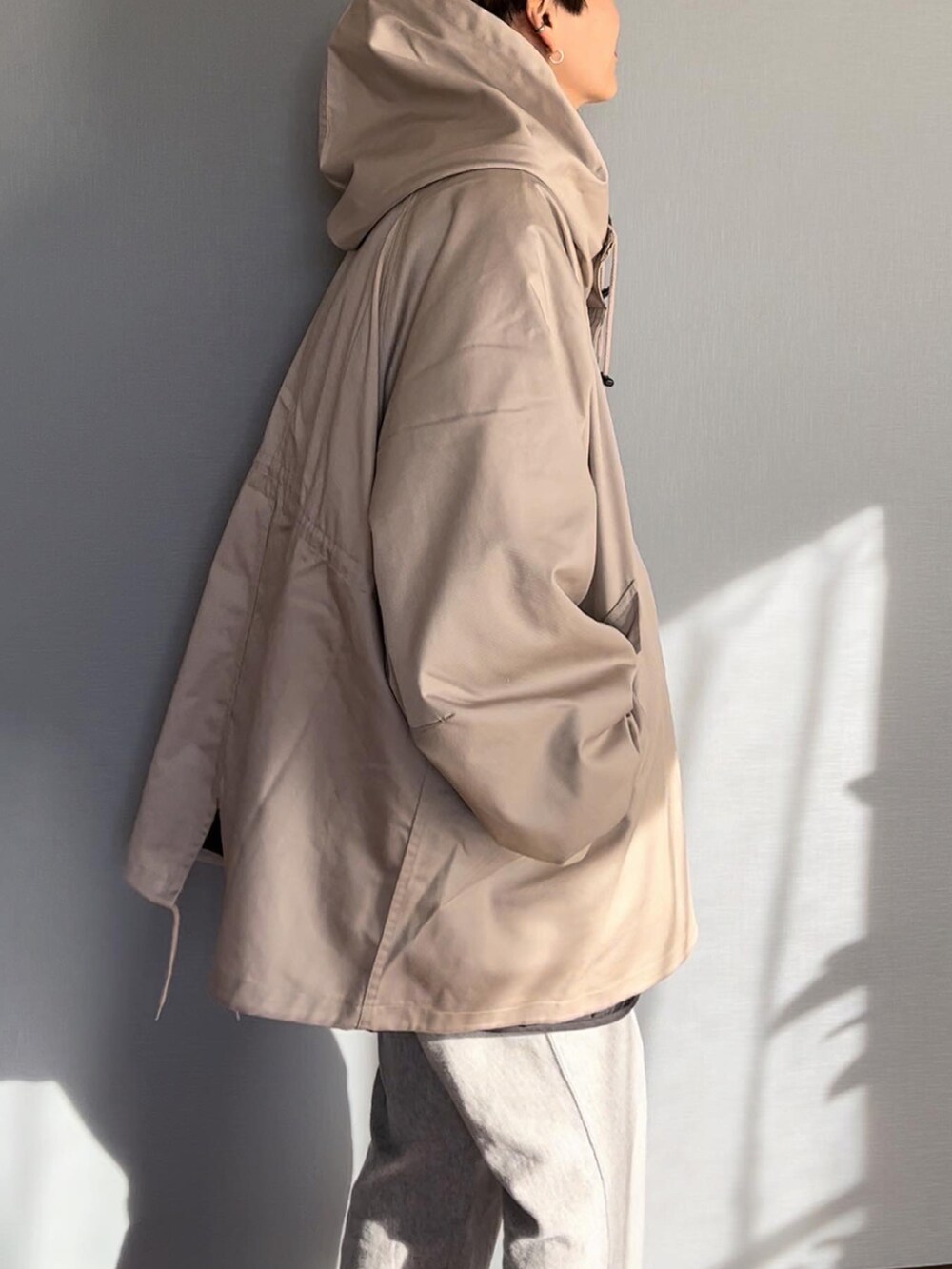 「モッズコート、ミドル丈、スウェットパンツ、ロゴスウェット、グリーン、ユニクロ、UNIQLO、高身長女子、高身長コーデ、ママコーデ、カジュアル、パンツスタイル」｜「ROOPTOKYOの【ROOPTOKYOオリジナル】ビッグシルエット M-65 ライナーセット ショート丈モッズコート/コート＆キルティングライナーセット/2枚セット/3WAY（モッズコート、ベージュ系）」を使った、みーさん（レディース・171cm）の冬コーディネートの3枚目の写真